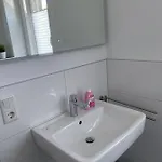 Messezimmer Nahe Der Duesseldorfer Messe Mit Eigenem Eingang Und Gratis Minibar